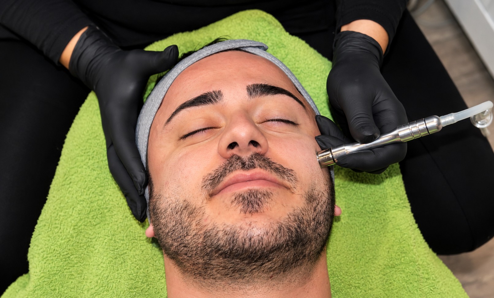 Mikrodermabrasion für Männer